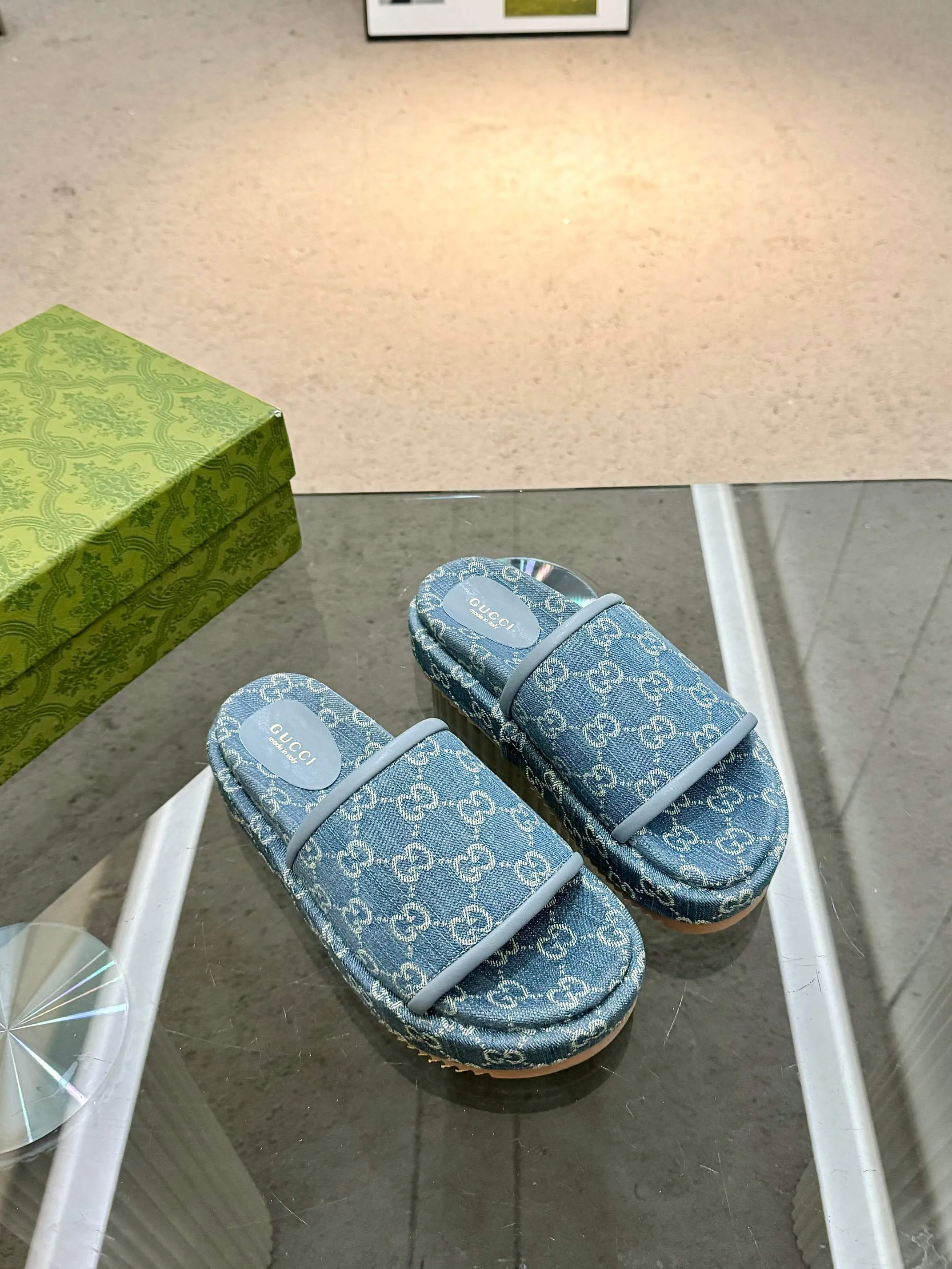 👟👟Ex-factory price 400👟👟 Shipped all year round, Gucci's latest limited edition thick-soled slippers. Top quality for sale. Purchase genuine product for development. The material and workmanship are consistent with the original. Upper: original special printing process. Lining: dyed sheepskin. Outsole: Italian private model outsole. Size: 35-43M standard size. 41, 42, 43 are also customized and cannot be returned. Sole thickness: 5.5cm. Forefoot 4cm.